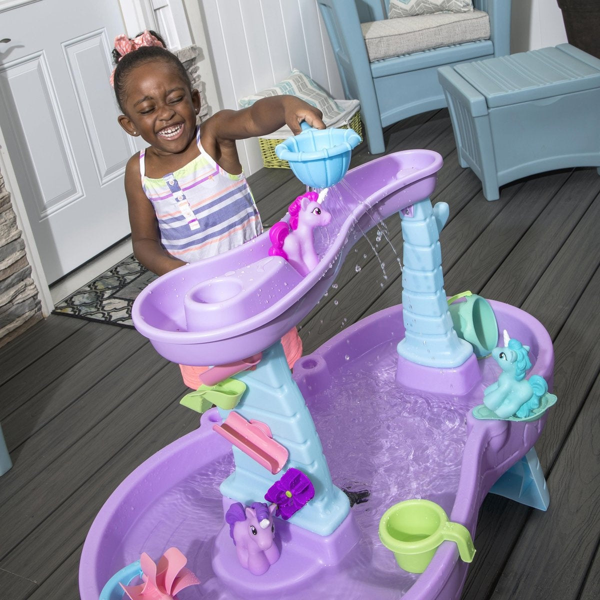 Step2 Rain Shower Splash Unicorns Water Table - Licorne avec 13 pièces d'accessoires - Jouet d'eau pour enfant - Table d'activité avec eau pour jardin/extérieur