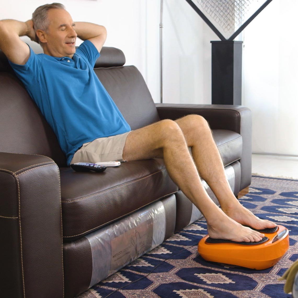 Appareil de massage des pieds VibroLegs - Oscillation et acupression - Coussinets en silicone amovibles - Télécommande incluse