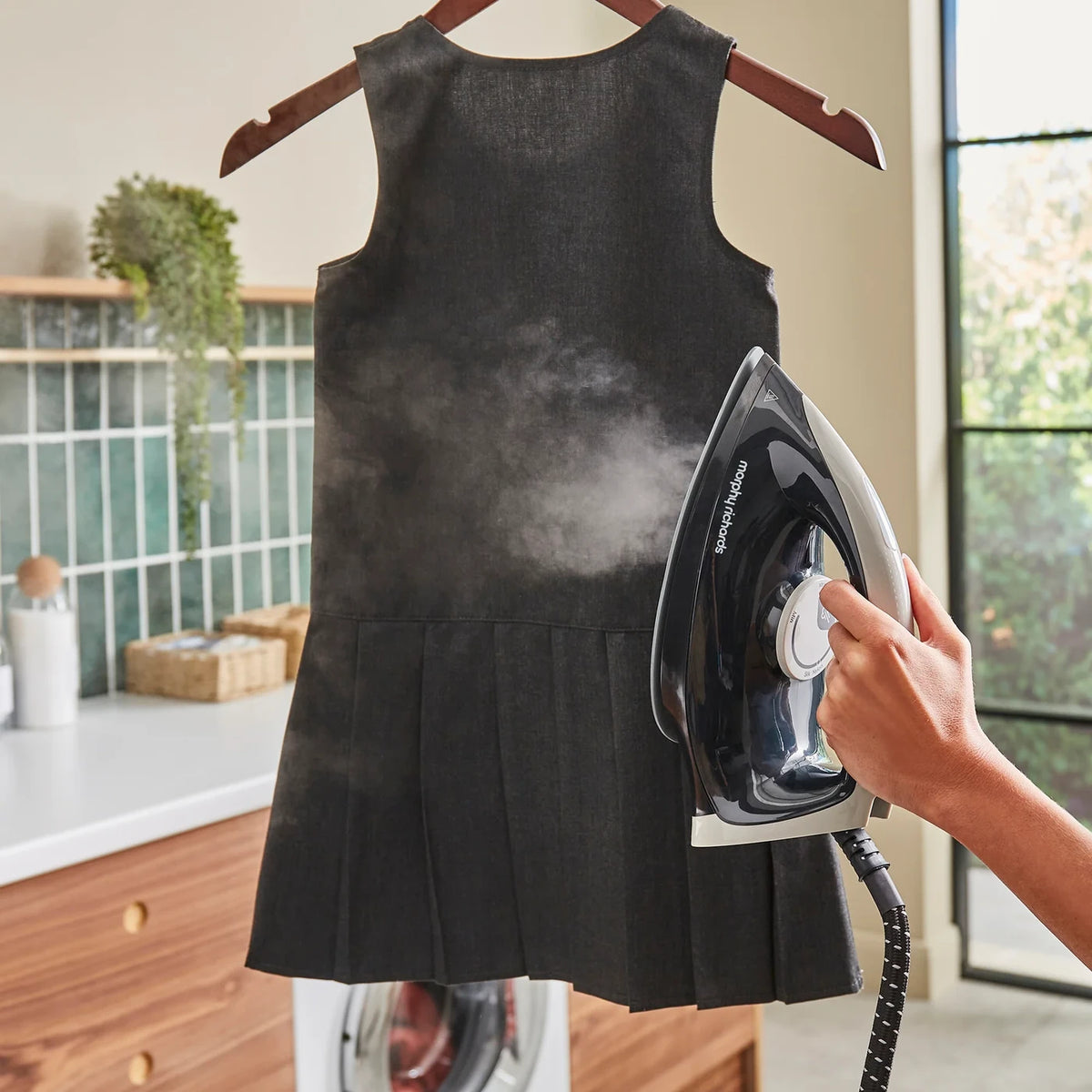 Fer à repasser à vapeur Morphy Richards EasySteam+ 2 400 W - 6 bars - Réservoir d'eau de 1,8 L - Noir