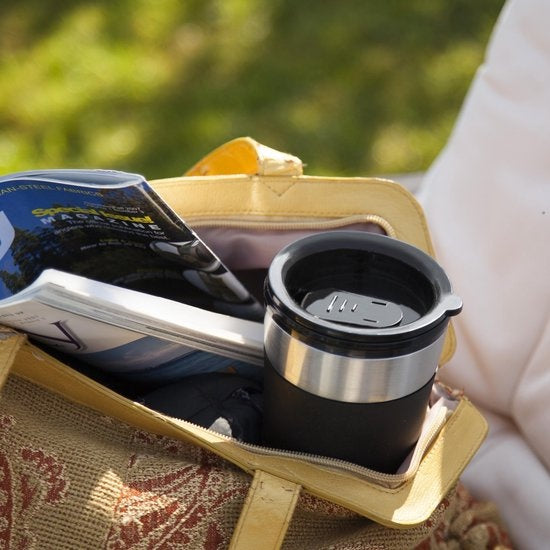 Bestron Cafetière avec tasse thermos, pour café filtre moulu et idéal pour le camping, 2 grandes tasses, 750 Watt, acier inoxydable, Couleur : argent/noir