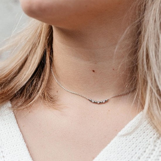 Yolora Dames Ketting met Kalpa Camaka Kristallen - Zilverkleurig - 18K Witgoud Verguld - Vrouwen Collier Zilver - Sieraden - Halsketting - Luxe Giftbox - Geschenkdoos - Cadeau doos - Exclusieve Geschenkverpakking - Mooie Cadeauverpakking