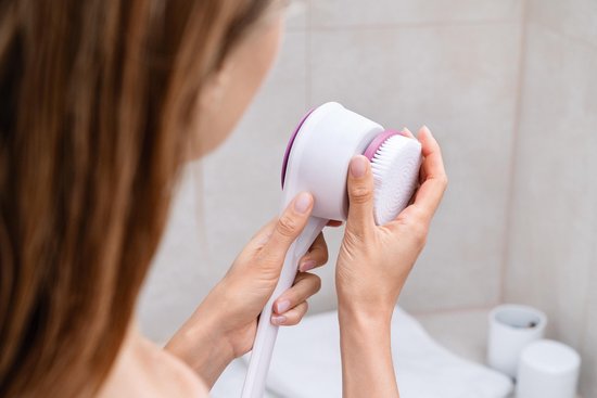 Brosse de bain électrique Beurer FC 25 – Brosse pour le dos – Brosse pour le corps – Appareil de massage – Brosse pour la peau avec poignée – Brosse exfoliante – 2 vitesses – Blanche – Garantie de 3 ans