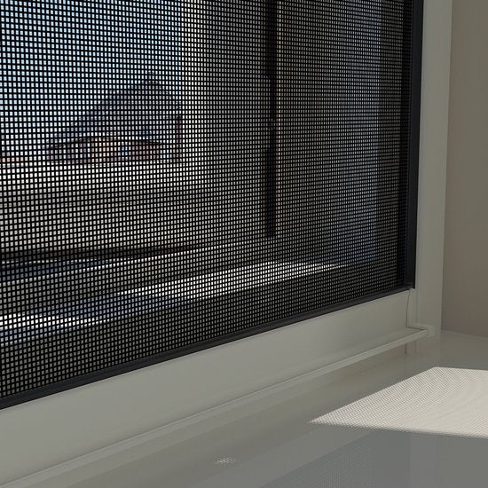 Moustiquaire enroulable Livn Plus 90 x 155 cm, blanche - Système d'enroulement automatique avec amortisseur - La toile s'enroule dans un caisson - Montage à l'intérieur ou à l'extérieur