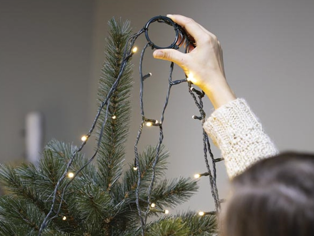 Light Creations Guirlande lumineuse de Noël Speed Light Led Steady – Équipée de 330 LED blanc chaud, d'un modulateur intégré et d'un câble d'alimentation de 5 mètres – Pour l'intérieur et l'extérieur – Plastique vert – 240 cm