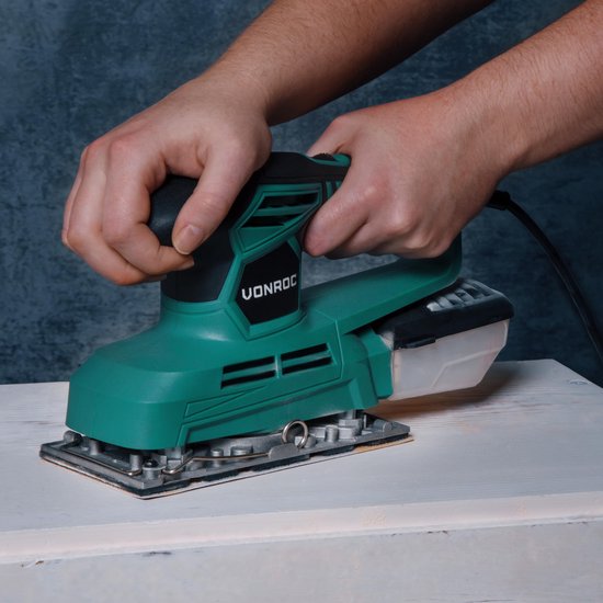 Ponceuse orbitale VONROC 240W - 90x187mm - Avec bac de récupération des poussières et 12 morceaux de papier de verre