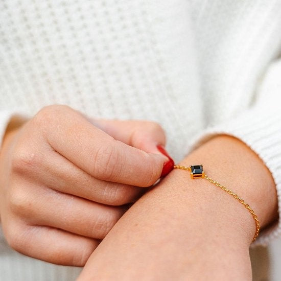 Yolora Bracelet femme avec breloque - Cristal Kalpa Camaka noir - Couleur or - Plaqué or jaune 18K - Bracelet femme or - Bijoux - Coffret cadeau - Coffret de luxe - Coffret cadeau - Bel emballage cadeau - Emballage cadeau exclusif