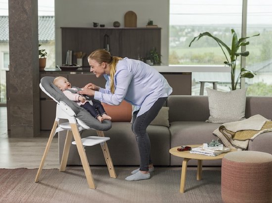 Chaise haute à bascule Stokke® Steps™ - Blanc et gris foncé