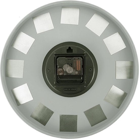 Horloge murale Karlsson Charm - Chiffres gravés, vert jungle - Petite - Ø 30 cm - Horloge murale scandinave