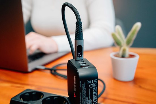 Câble Verbatim Sync & Charge USB-C vers USB-C 40 Gb/s 240 W pour téléphones