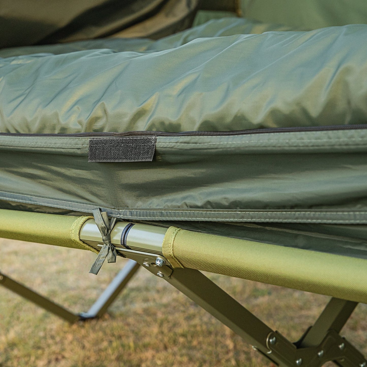 SoBuy - Lit de Camping avec Tente 2 Personnes - 193 x 145 x 188 cm & 7-In-1 Set - Inclut Airbed Schlafsäcken et Foot Pump - Pour l'extérieur et les festivals - Polyester Vert et Métal