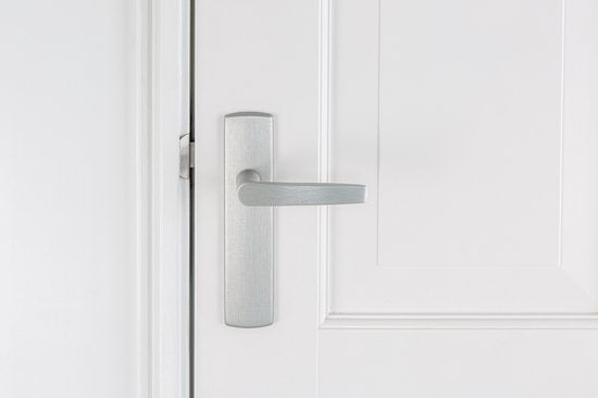 AXA Inner door hardware set (Curve click) Aluminium poli : Levier (modèle Curve) sur bouclier et serrure avec têtière blanche
