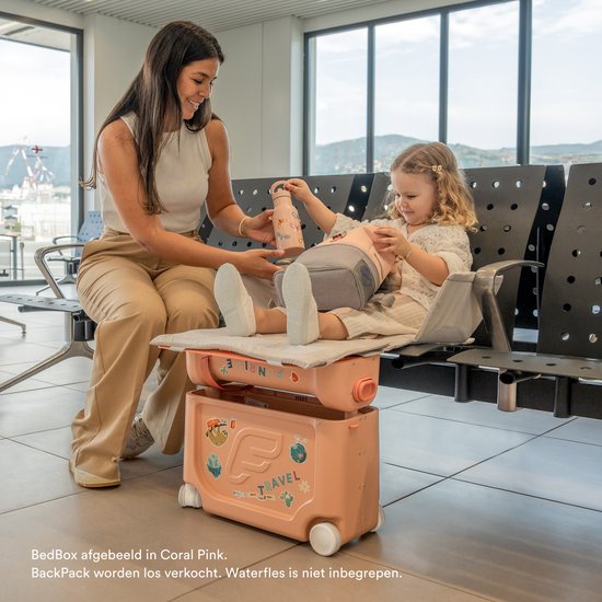 Stokke JetKids BedBox, Arctic Blue - Valise à roulettes pour enfants de 2 à 7 ans (jusqu'à 35 kg) - Peut se transformer en lit - Avec matelas, autocollants décoratifs et sangle de transport réglable