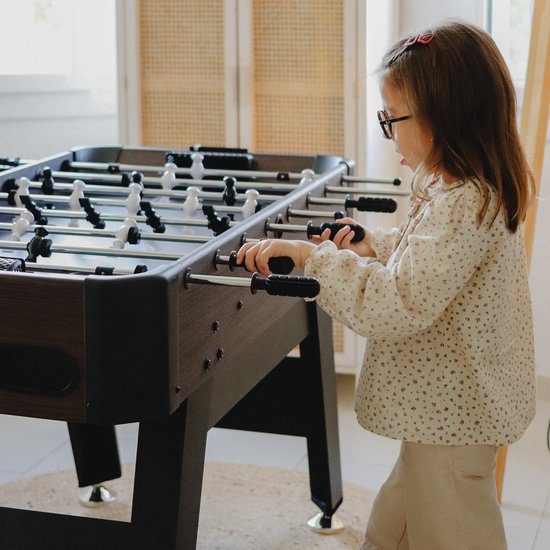 Table de baby-foot Cougar Striker – Marron foncé/Noir – Table de baby-foot haut de gamme avec pieds réglables, système de retour de balle et compteurs de points – Pour 2 à 4 joueurs