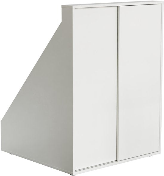 Armoire de rangement sous un mur en pente dans le grenier d'une chambre - armoire adaptée à un toit en pente