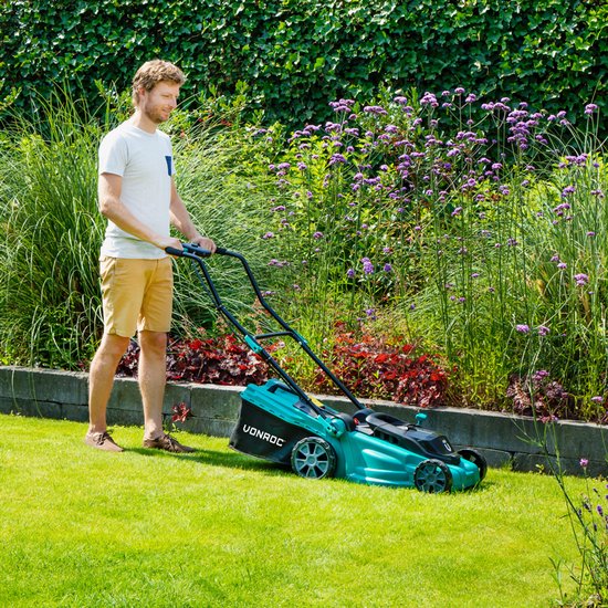 Tondeuse VONROC Accu - 40V - Largeur de coupe 38 cm - Quatre hauteurs de coupe réglables : 35/45/55/65 mm - Bac de ramassage 45L inclus - Batteries et chargeur rapide inclus.