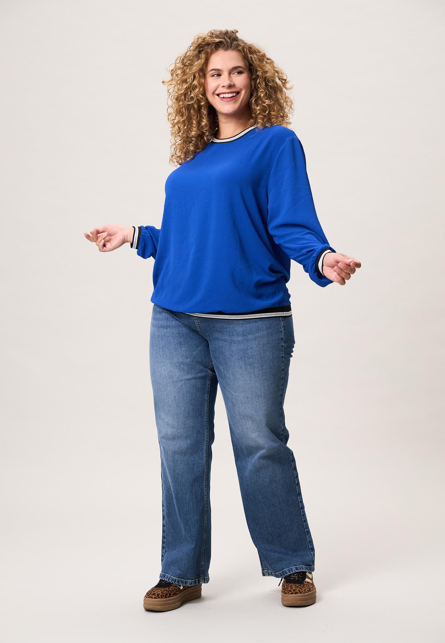 Romy Blouse PL - Bleu cobalt - Taille 48 - Top confortable avec détails sportifs