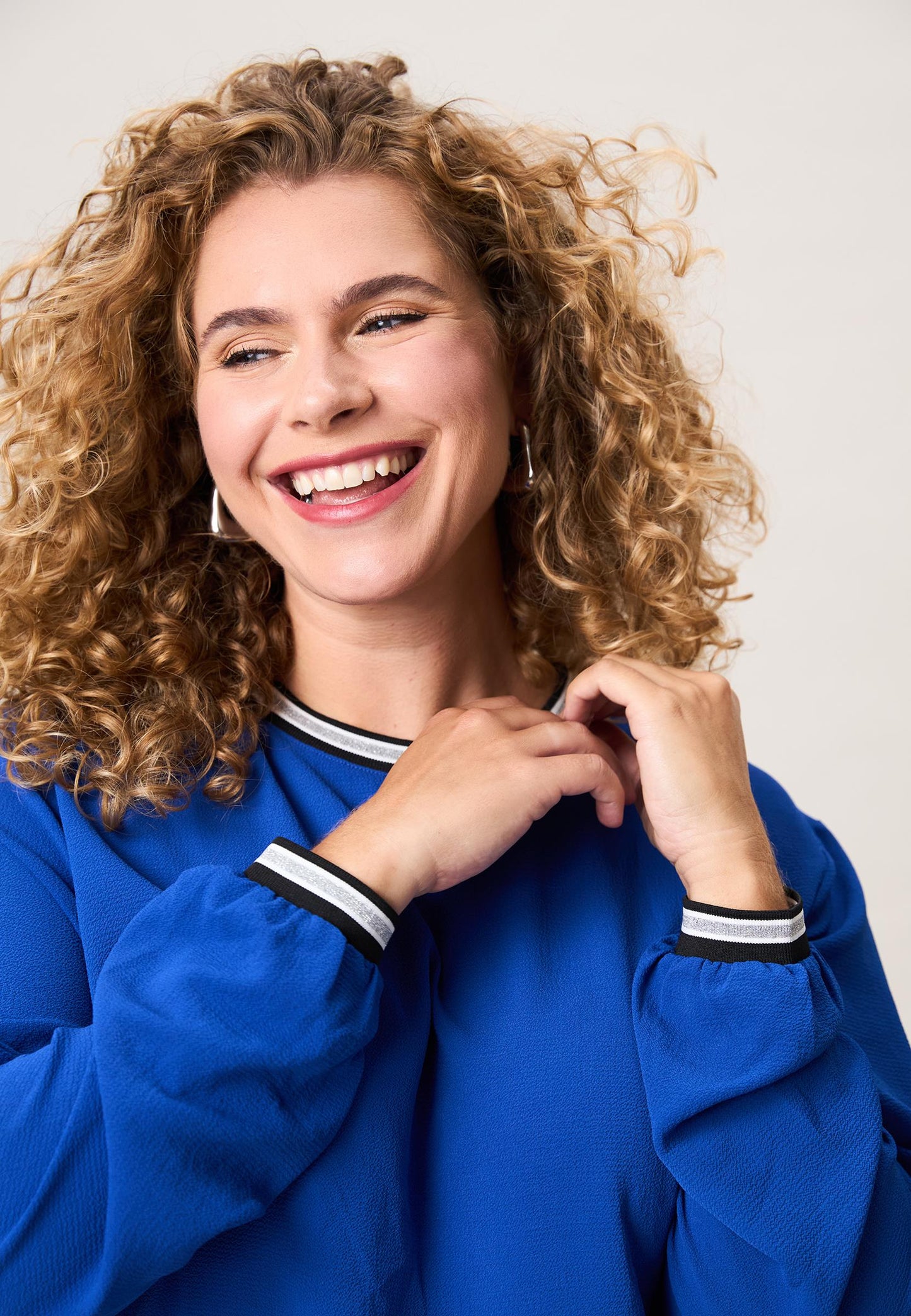 Romy Blouse PL - Bleu cobalt - Taille 48 - Top confortable avec détails sportifs