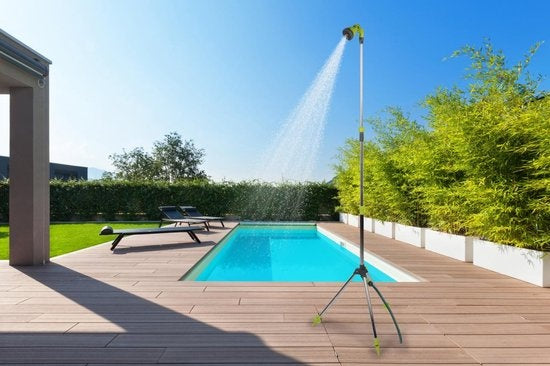 Kinzo Douche de jardin réglable - ⌀56 x 160/220CM - Trépied, pomme de douche et raccord pour tuyau d'arrosage inclus - Plastique/Aluminium - Vert/Argent