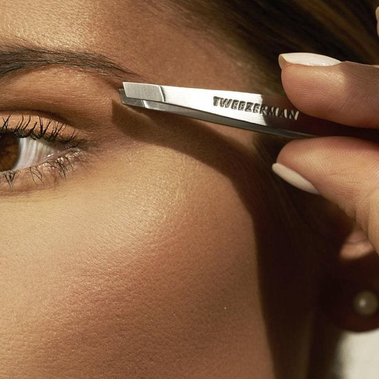 Pince à épiler Tweezerman Mini Slant Tweezer Classic – Pince à sourcils - Pince de précision compacte à pointe biseautée – Pour l'épilation et l'élimination des poils – Acier inoxydable – Convient aux poils fins et épais – Acier inoxydable - Pince à épile