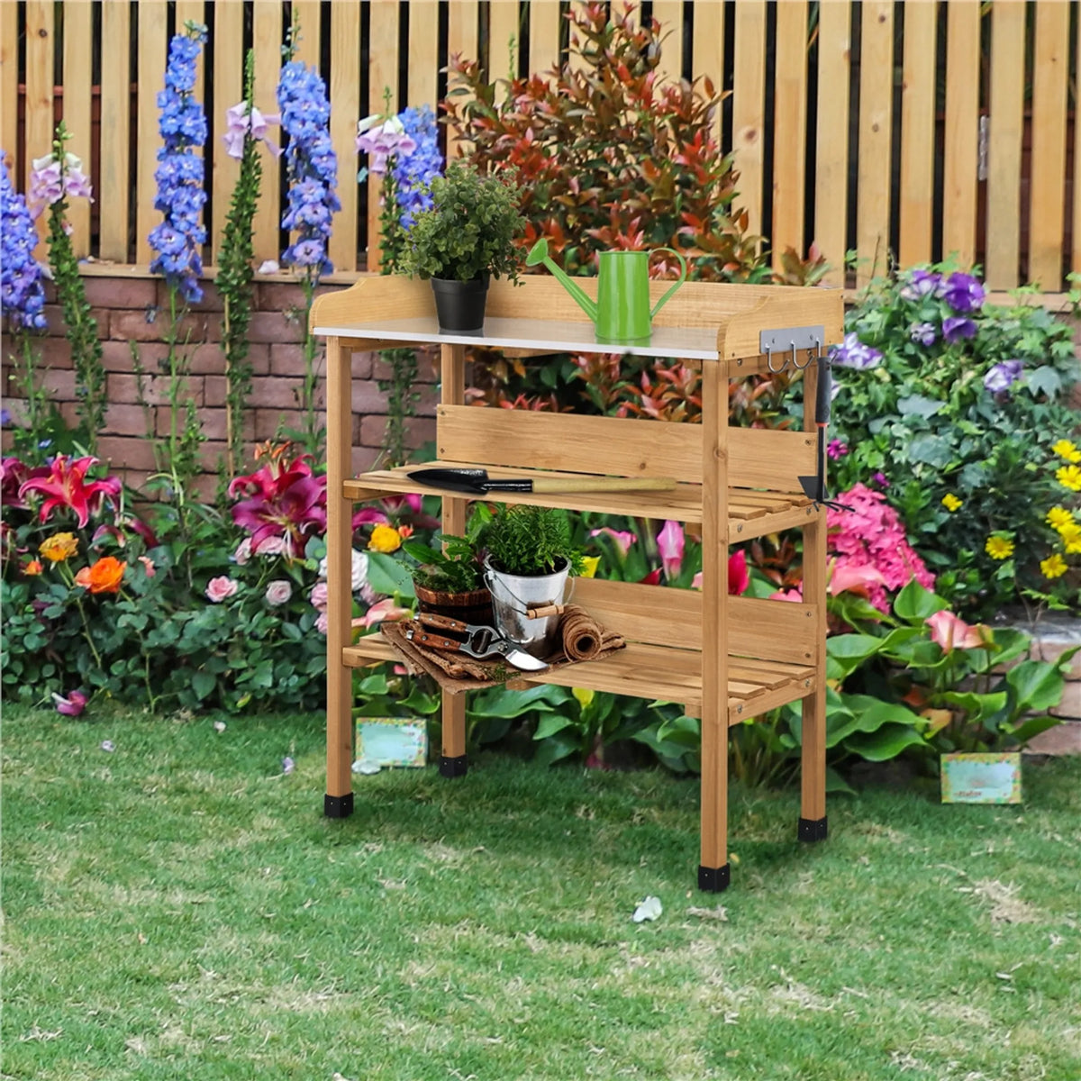 Table de jardin avec plateau galvanisé, 3 étagères et 3 crochets, couleur bois