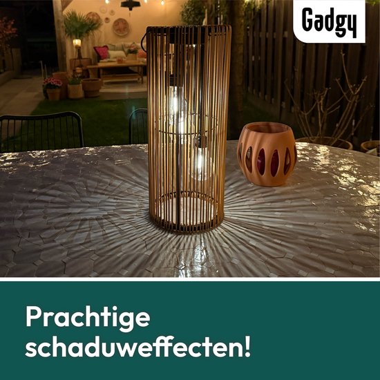 Éclairage de jardin Gadgy Solar à énergie solaire – Lanterne d'extérieur en rotin – Lampe suspendue ou lampe de table – Résistante aux éclaboussures – Éclairage d'ambiance pour le jardin, le balcon ou la terrasse – Marron – Ø 17 x 41 cm – Capteur jour/nui