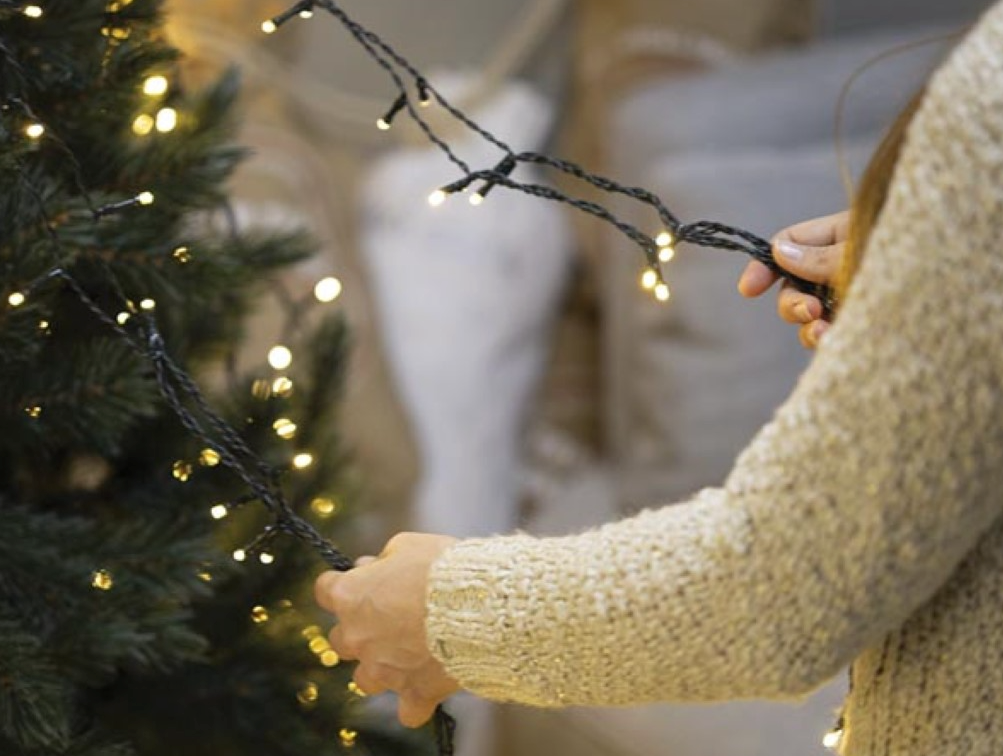 Light Creations Guirlande lumineuse de Noël Speed Light Led Steady – Équipée de 330 LED blanc chaud, d'un modulateur intégré et d'un câble d'alimentation de 5 mètres – Pour l'intérieur et l'extérieur – Plastique vert – 240 cm