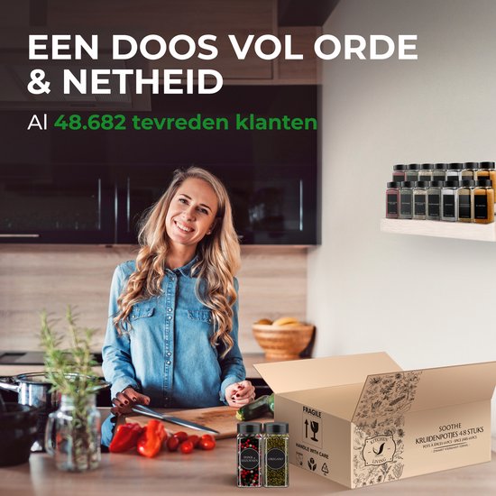 Soothe 48 pots à épices en verre carrés avec couvercle noir - 2 types de couvercles à saupoudrer - Spice Spreader - pots à épices - set complet avec stickers à épices, stick à craie et accessoires - 120ml