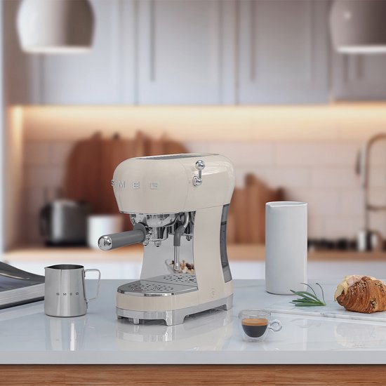Machine à expresso manuelle SMEG ECF02CREU - Machine à piston - 15 bars - Thermobloc - Buse à vapeur - Compatible avec le café moulu et les dosettes E.S.E. - Style années 50 - Crème