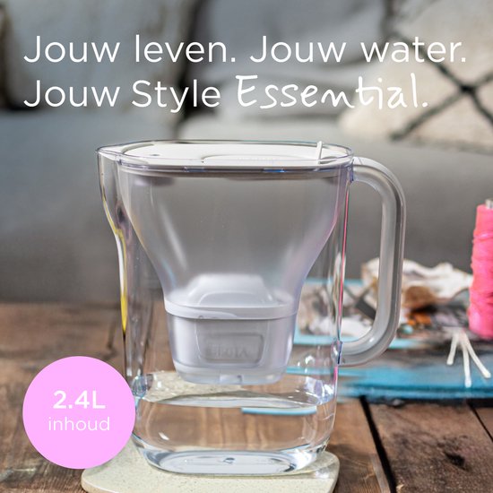 Carafe filtrante BRITA Style Essential Cool - 2,4 L - Blanche - avec 4 cartouches filtrantes MAXTRA PRO Kalk Expert incluses - tient dans le réfrigérateur, avec Smart LED Light et couvercle rabattable