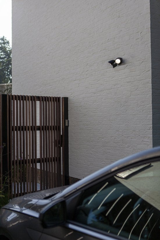 LUTEC Shrimp - Applique murale de sécurité LED pour l'extérieur - Détecteur de mouvement PIR - Capteur jour/nuit - Aluminium haut de gamme - À deux têtes - Éclairage puissant de 1 700 lm - Lumière blanche brillante de 4 000 K - Noir mat