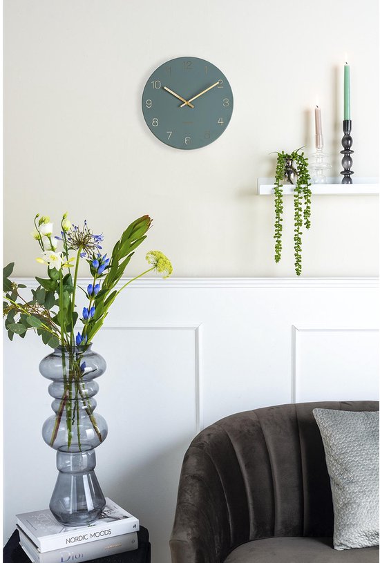 Horloge murale Karlsson Charm - Chiffres gravés, vert jungle - Petite - Ø 30 cm - Horloge murale scandinave