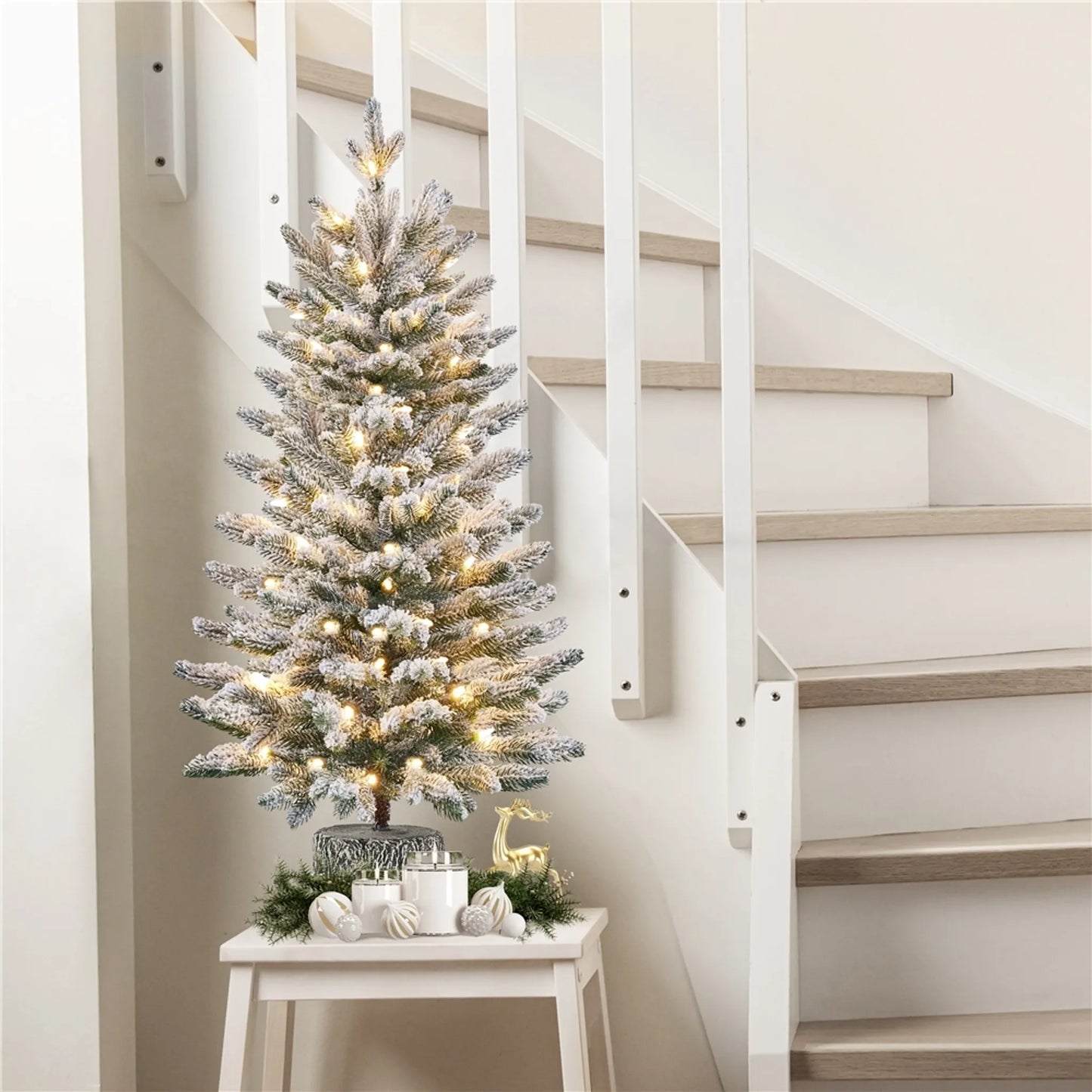 Yaheetech Sapin de Noël de table avec neige et lumières - Φ55 x 92 cm - Avec 355 branches et 50 lumières LED et un tronc réaliste - Pour rebord de fenêtre et extérieur - PVC vert et métal