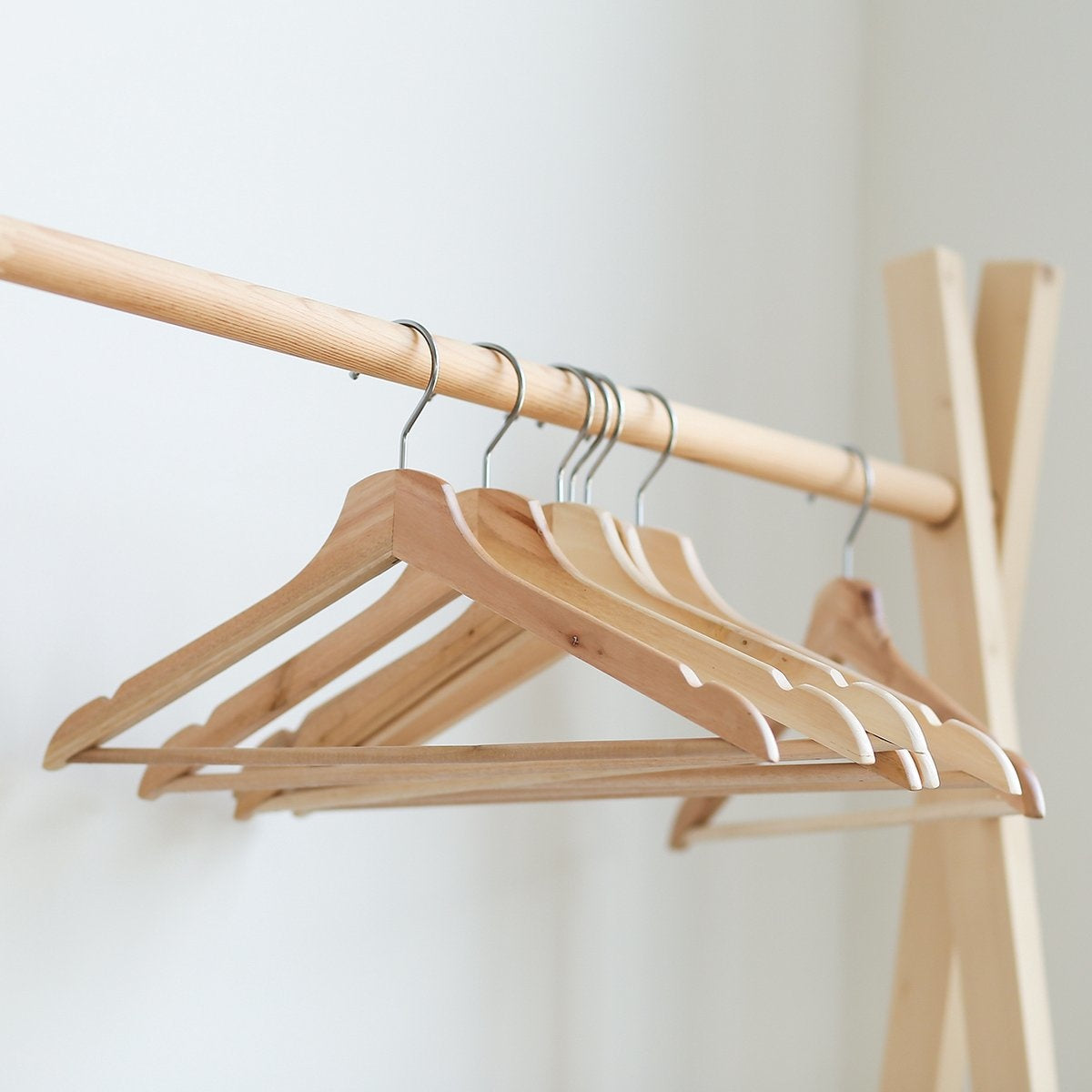 LifeGoods Cintres - Avec barre de pantalon - Bois dur - Naturel - 50 pièces