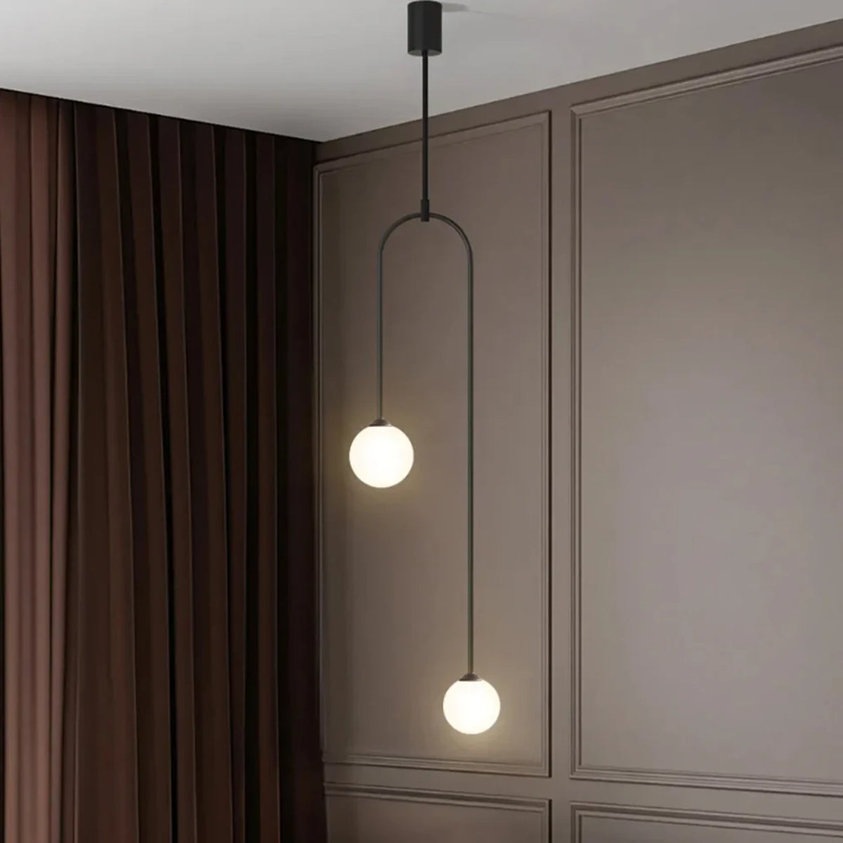 Suspension moderne Homary, noire avec boule en verre - 2 lumières, en forme de U