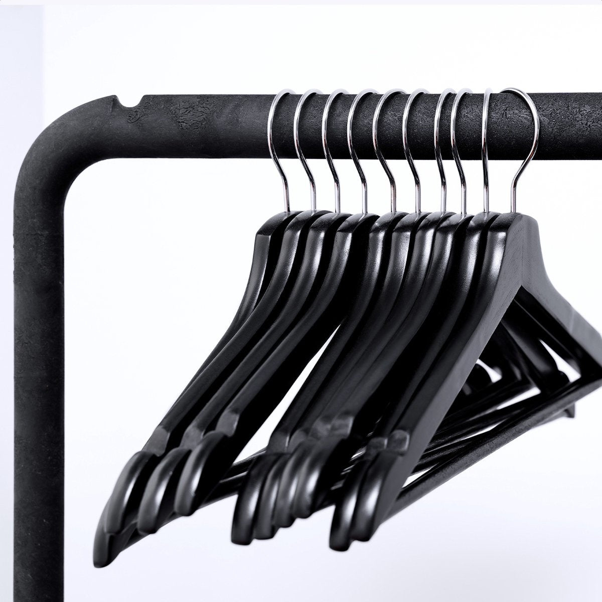 LifeGoods Cintres - Avec barre de pantalon - Bois dur - Noir - 20 pièces