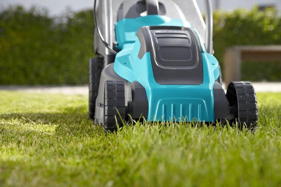 Tondeuse à gazon GARDENA Powermax 32 - Largeur de coupe 32 cm - Pelouses jusqu'à 200 m²