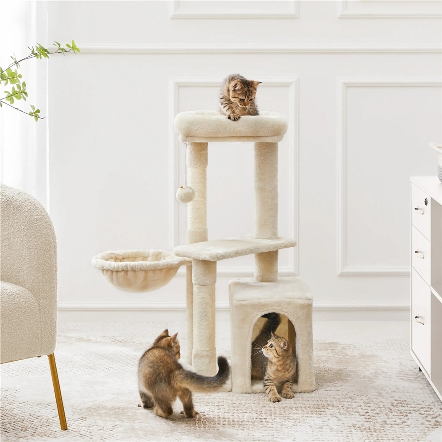 Yaheetech Scratch Post avec 3 niveaux - équipé de poteaux en sisal, d'un panier pour chat, d'un hamac et d'une balle en peluche amovible - pour les chats de petite et moyenne taille - panneau de particules E1 et peluche beige - 51 x 34,5 x 87 cm