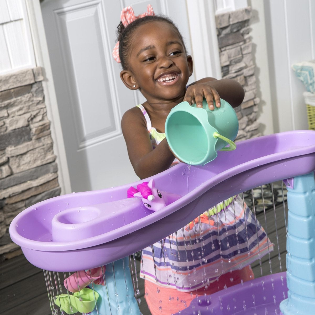 Step2 Rain Shower Splash Unicorns Water Table - Licorne avec 13 pièces d'accessoires - Jouet d'eau pour enfant - Table d'activité avec eau pour jardin/extérieur