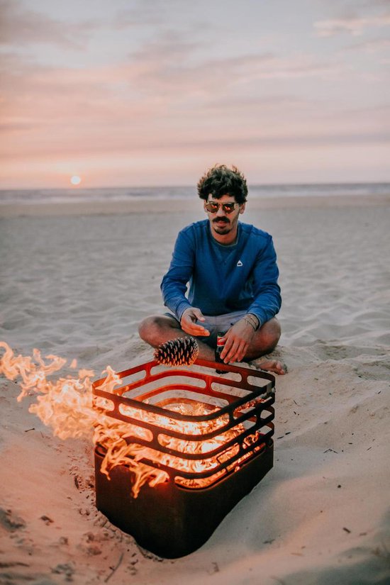 höfats CUBE : brasero à l'aspect rouillé, barbecue, tabouret et table pour le jardin et la terrasse, en acier inoxydable avec fonction d'extinction intégrée