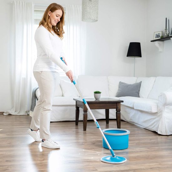 Système de nettoyage Livington Clean Water Spin Mop à eau claire, avec nettoyant et tampons inclus - sépare l'eau sale de l'eau propre - Balai à franges adapté à tous les types de sols - Tête pivotante à 360° - Édition vente par correspondance