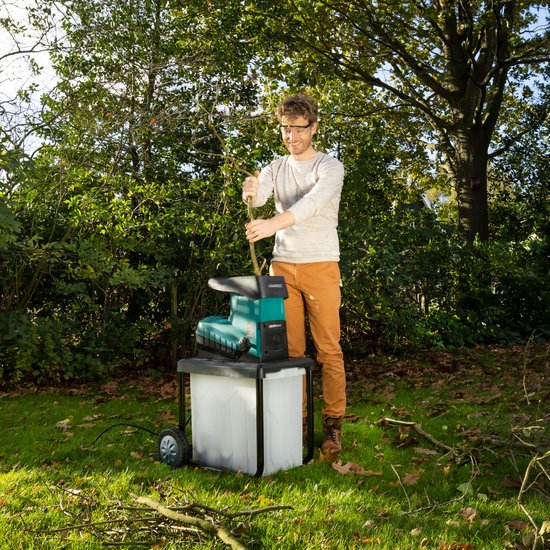 VONROC Silent Shredder/Shredder 2800W - Pour les branches jusqu'à Ø45mm - Bac de ramassage 60L & bâton de poussée inclus