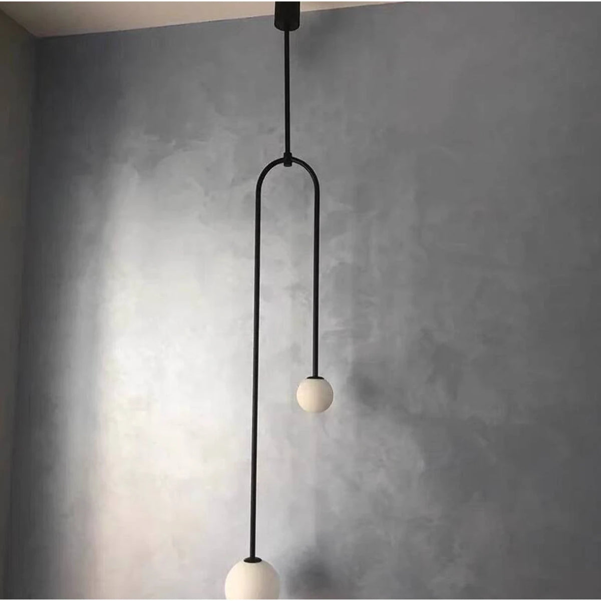 Suspension moderne Homary, noire avec boule en verre - 2 lumières, en forme de U