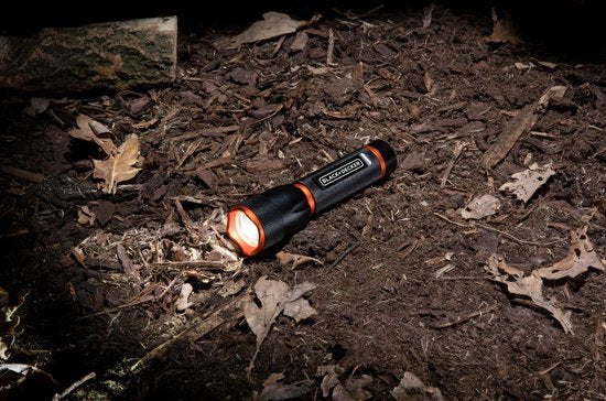 BLACK+DECKER Lampe de poche LED 120 Lumen - 3W - 140M Portée - 3 modes d'éclairage : Haut, Bas, Pulsé - Noir/Orange