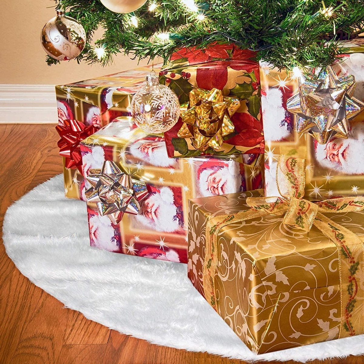 THE TWIDDLERS Jupe de sapin de Noël ronde en peluche blanche - Accessoire de Noël effet neige - Décoration de fête parfaite pour votre sapin de Noël - 90 cm de diamètre - Convient à tous les sapins.