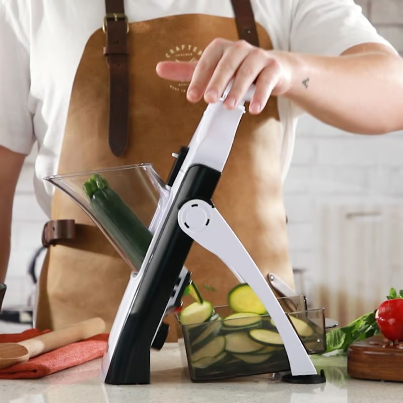 Coupe-légumes universel Livington - Éplucheur inclus - Pour couper et râper en toute sécurité