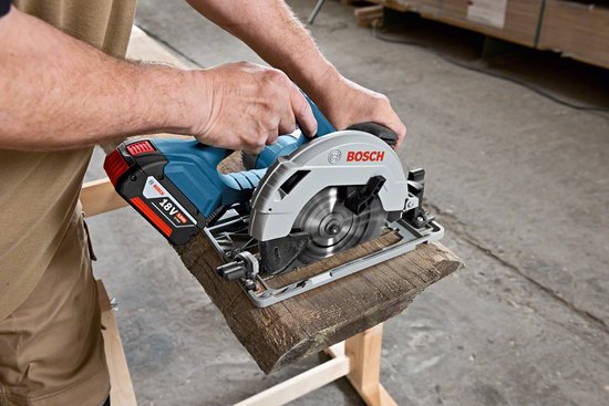 Bosch Professional GKS 18V-57 G - Batterie et chargeur non fournis, 1 lame Standard pour bois de 165 mm, adaptateur d'aspiration, clé Allen, guide parallèle
