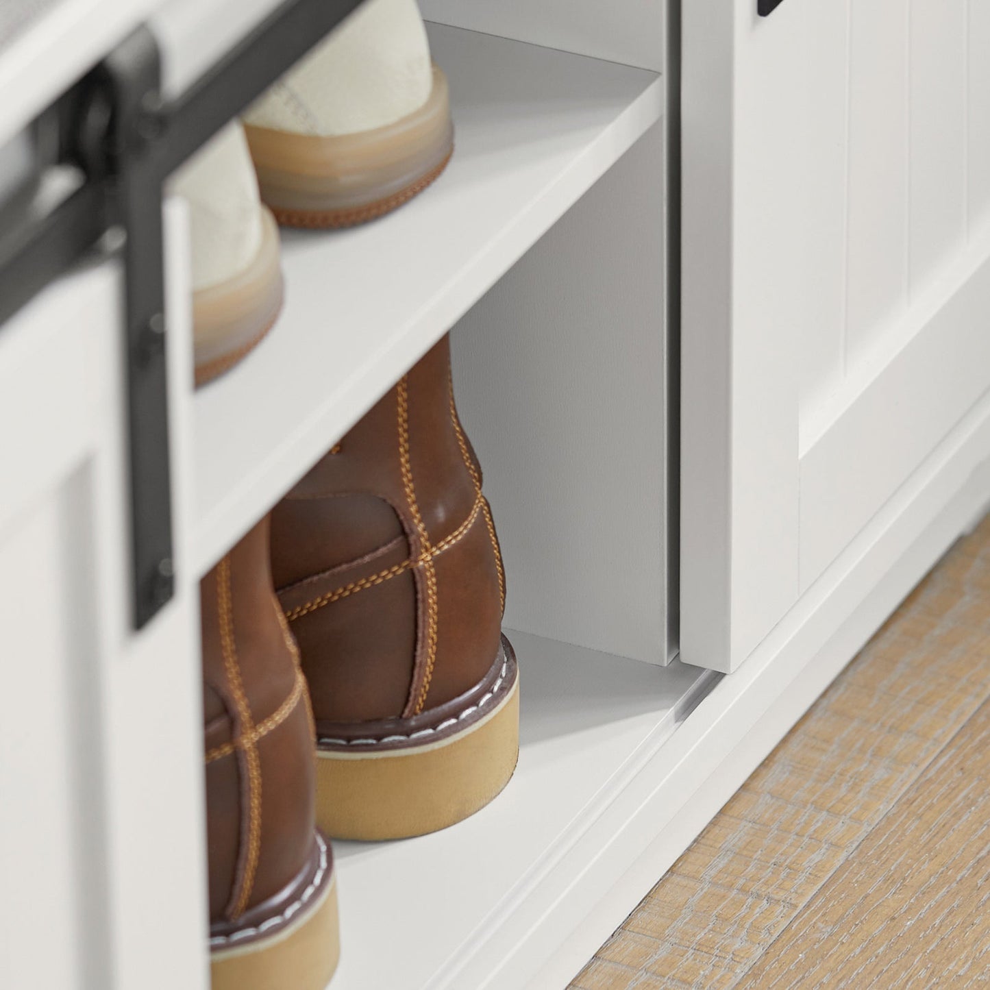 SoBuy FSR133-W Meuble à chaussures Meuble à chaussures Meuble d'entrée Meuble de rangement bas Meuble de rangement Meuble de rangement avec 1 coussin rembourré et 3 portes-fenêtres