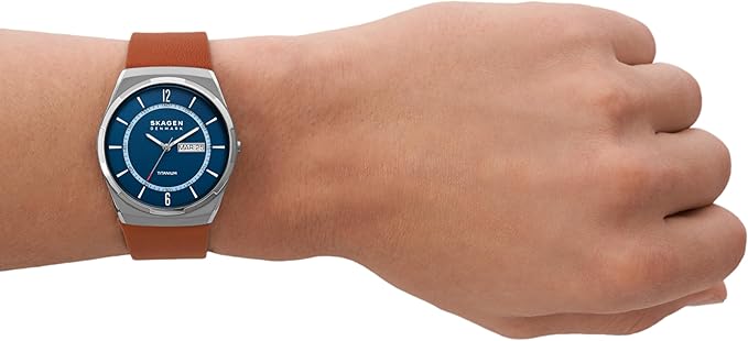 Skagen Melbye Titanium 40 mm - Boîtier gris en titane - Cadran bleu - Bracelet en cuir marron