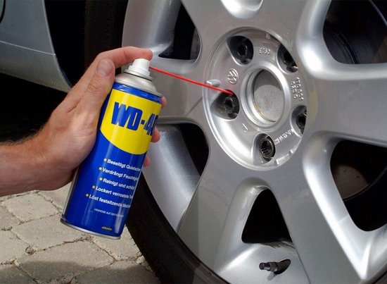 WD-40® Multi-Use Product Classic - Élimine l'humidité - Élimine les grincements et les craquements - Protège contre la rouille et la corrosion - Élimine les salissures - Sans silicone - 100 ml