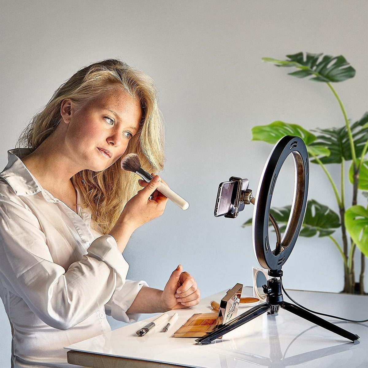 LifeGoods Lampe annulaire - LED - Avec trépied et télécommande - Support pour smartphone - Noir